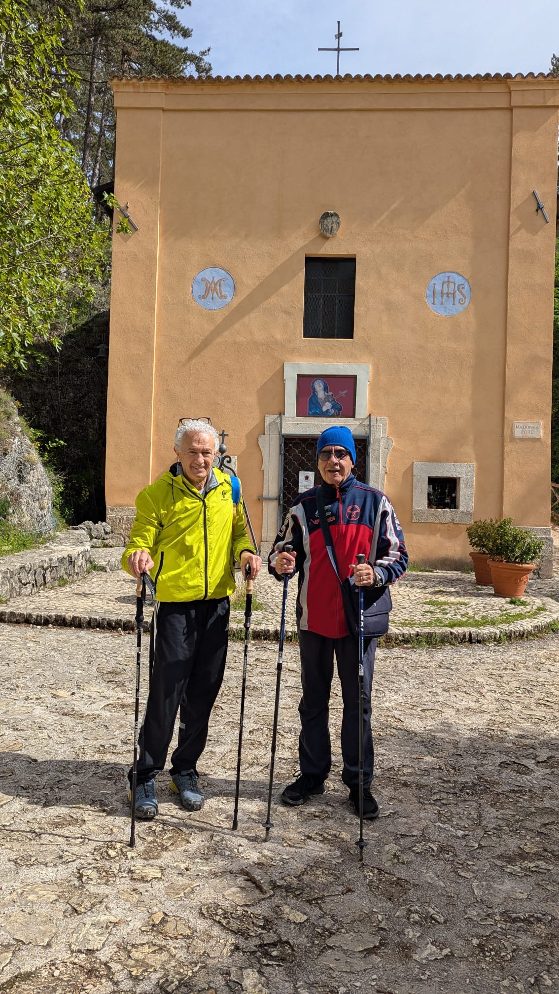 Due soci con i bastoncini durante una camminata