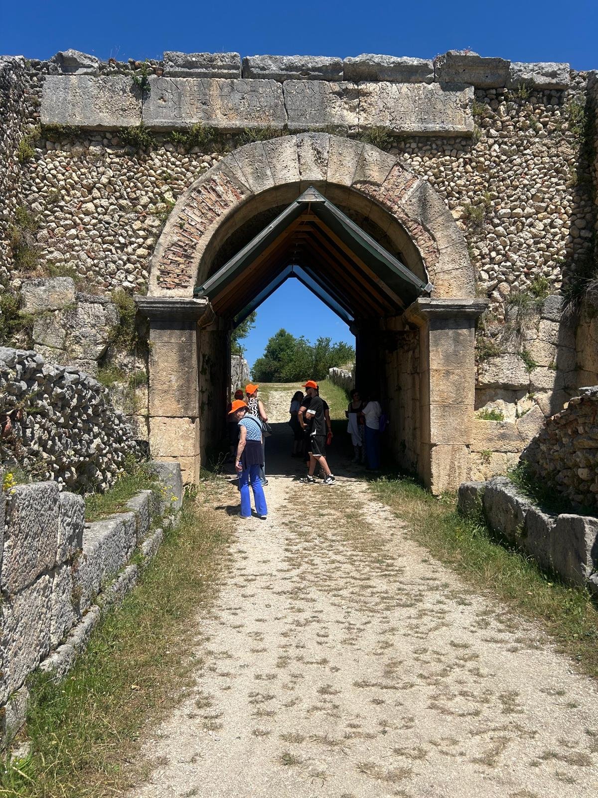 Una delle porte della città romana di Alba Fucens