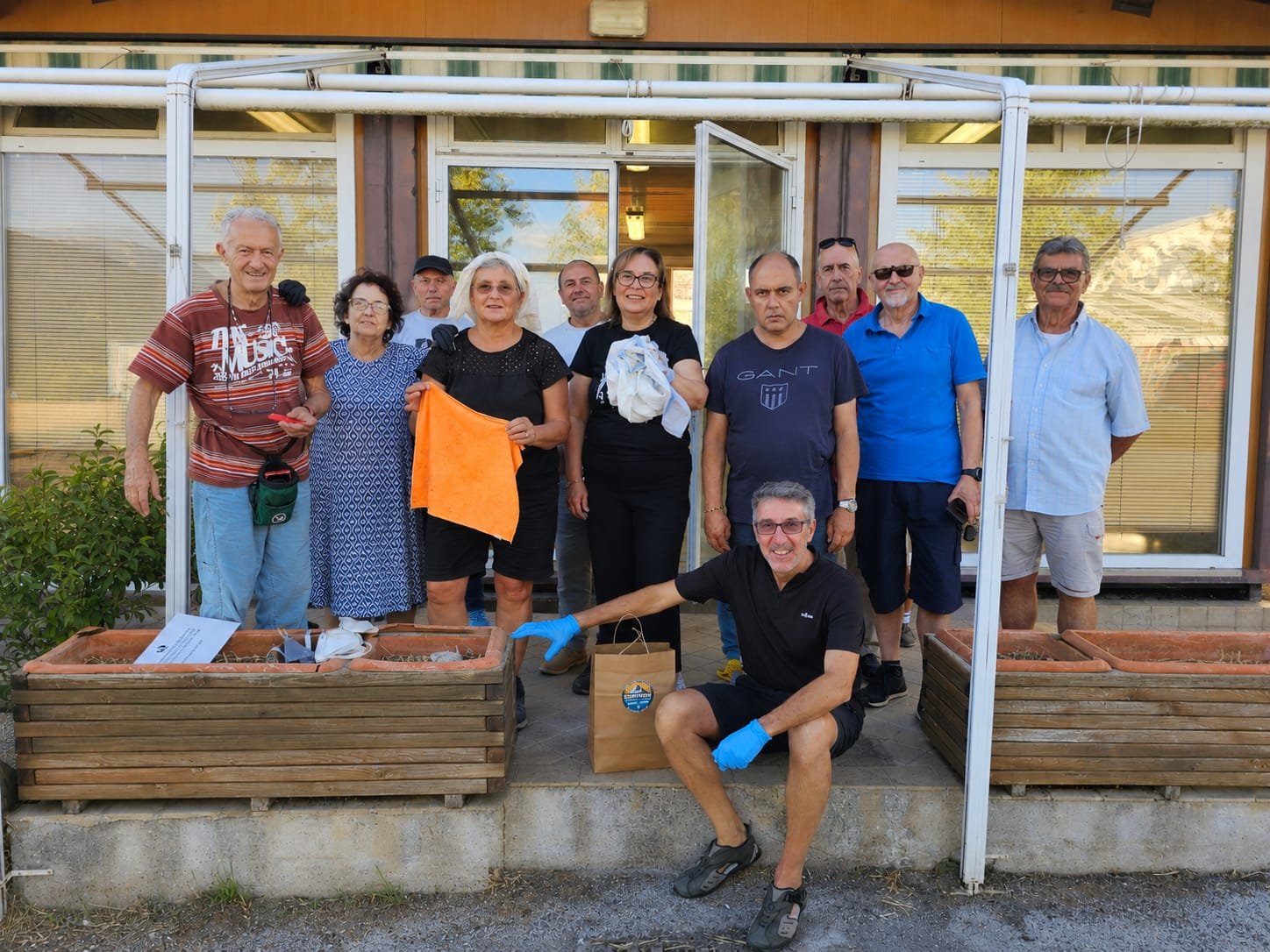 I soci davanti alla nuova sede dopo le pulizie