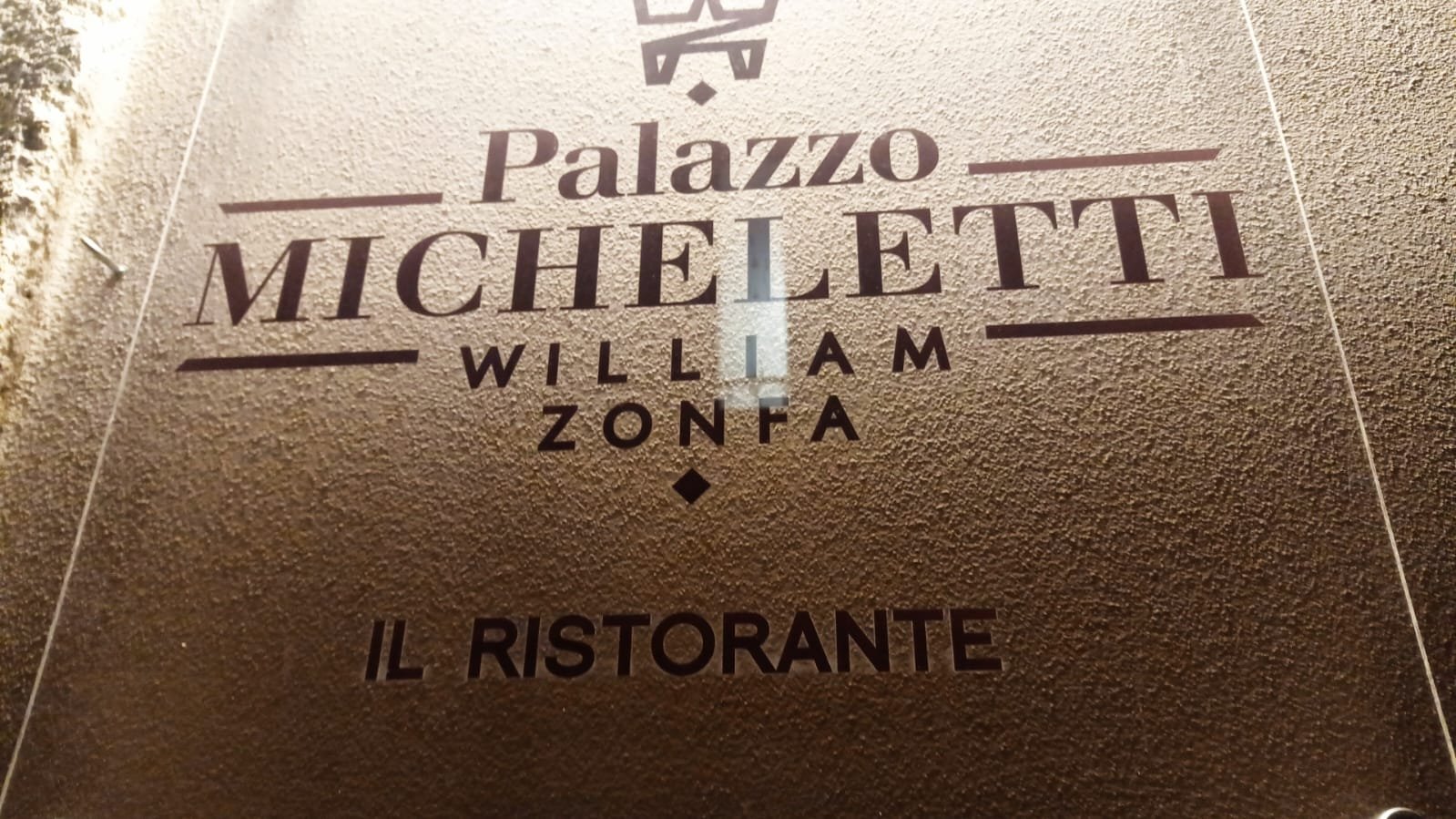 L'insegna di Palazzo Micheletti – William Zonfa Il Ristorante