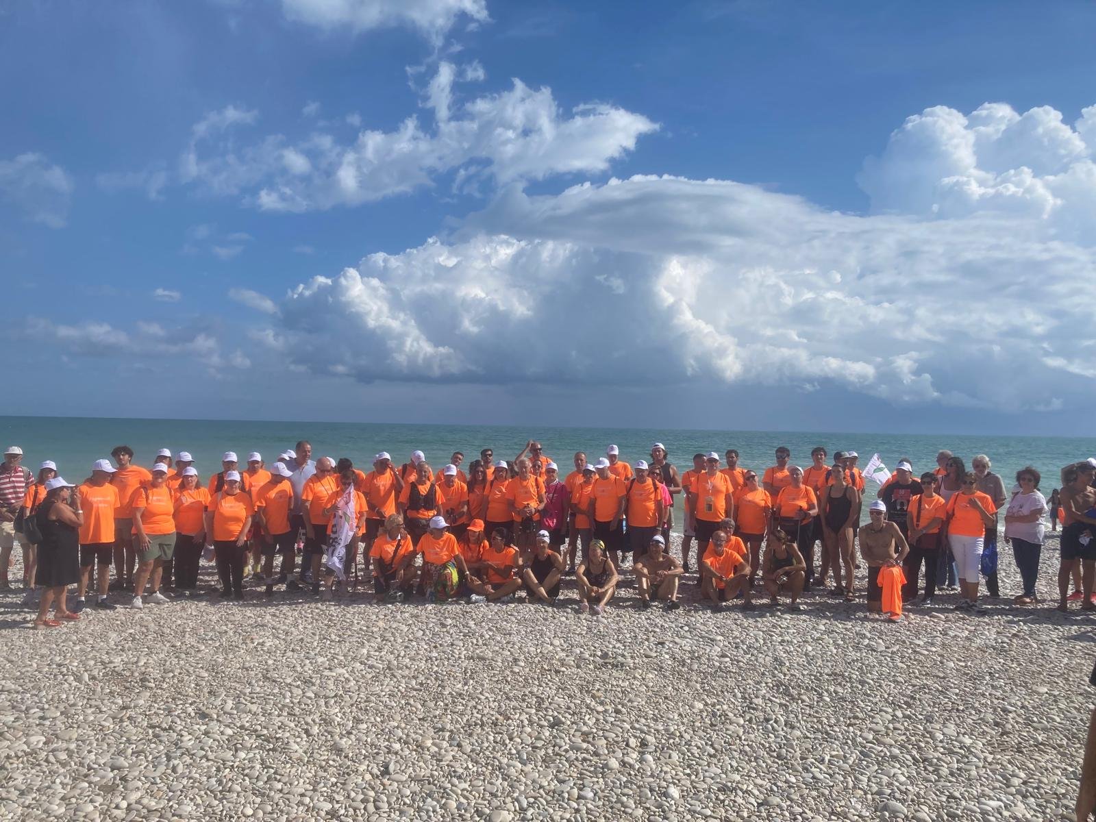 I partecipanti in maglietta arancione sulla spiaggia di Fossacesia