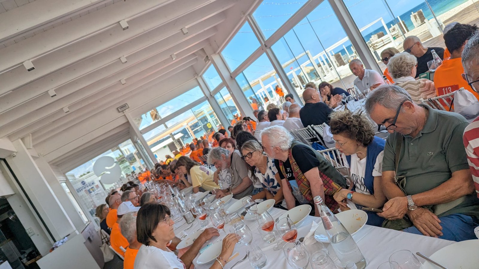 Il pranzo in riva al mare
