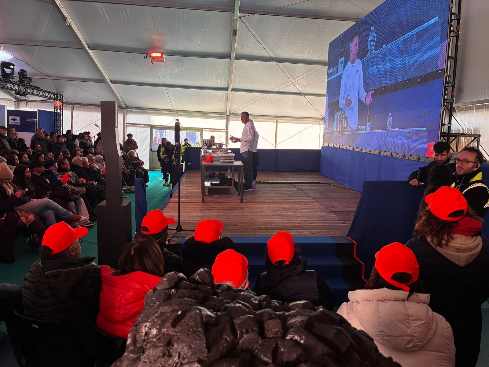 La platea con i cappellini arancioni della Fondazione LIMPE