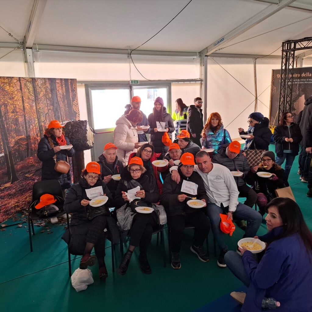 Il gruppo del Movimento Parkinsieme con i cappellini arancioni della Fondazione LIMPE alla Fiera dei Tartufi d'Abruzzo