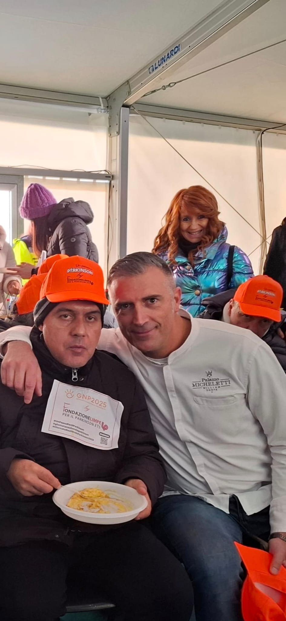 Un momento di festa sotto il tendone della fiera